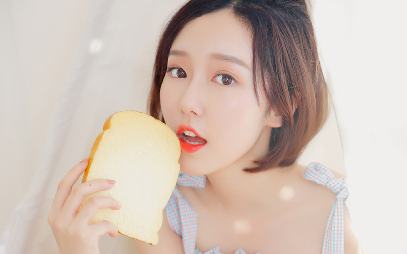 城市篮球夜场赛不断创新,吸引年轻群体热情参与,篮球场夜景图片真实