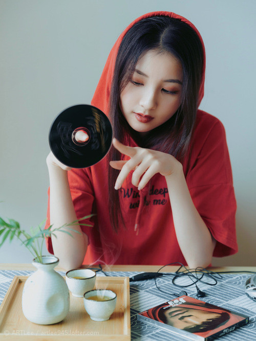 李娜亮相国际赛事支持中国小将登场，李娜战绩